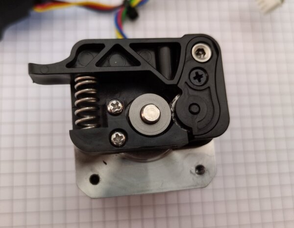 Extruder mechanics, filament feed comes in from the top of the picture