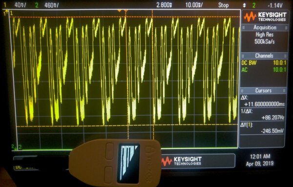 Oscilloscope view over multiple display refresh cycles (grid shows 100ms x 320mV, respectively). Note: voltage ground is up.<br/> A special homescreen test pattern with left-aligned pixel rows is set to visualize the side channel effect and its scale.